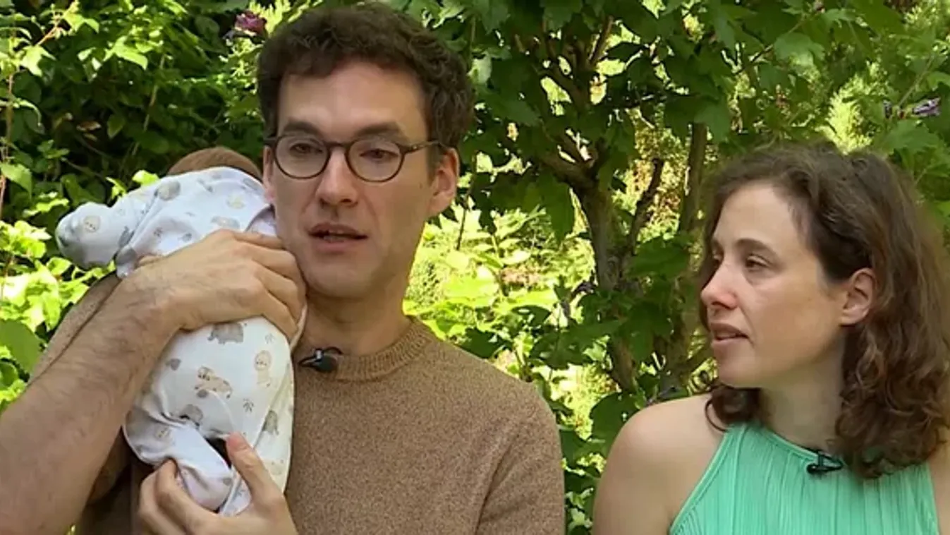 „Íme, a pici babánk!” - Most először mutatták meg a csöppséget - Videó
