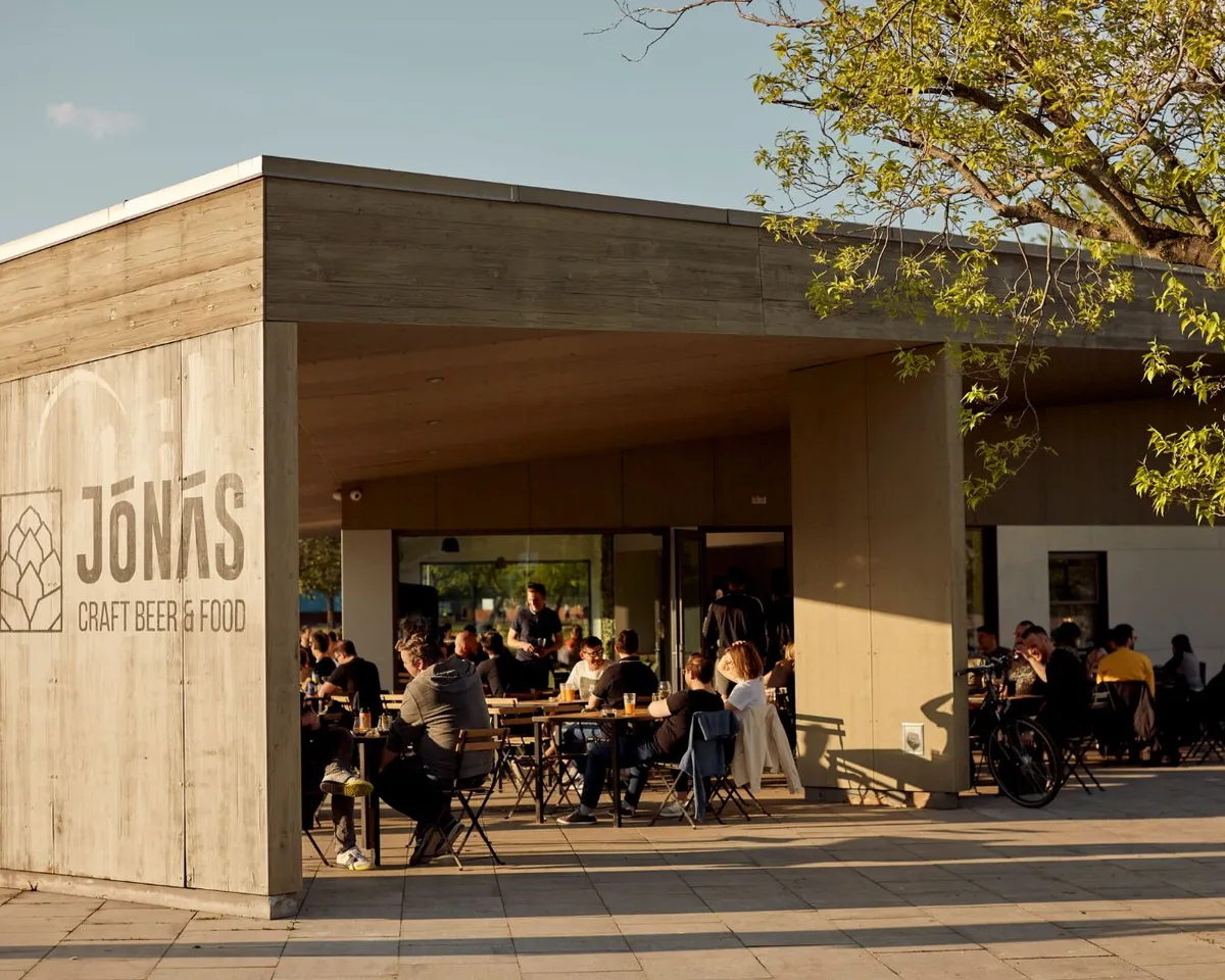 Jónás  Craft Beer & Food, kiülős éterem, Budapest