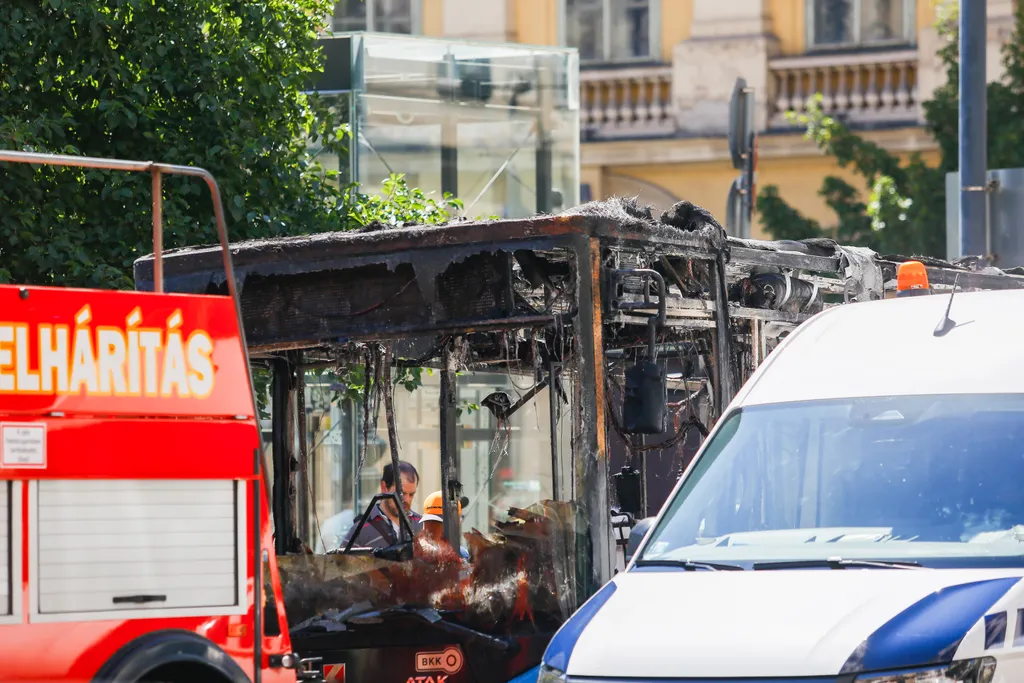 József Nádor tér kigyulladt busz
