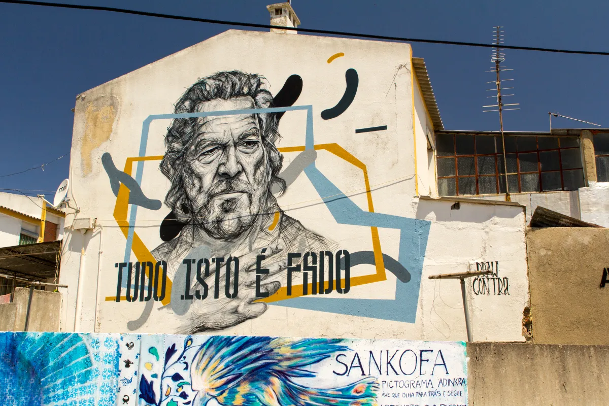 Lisszabon, lepukkant ház, street art, graffiti