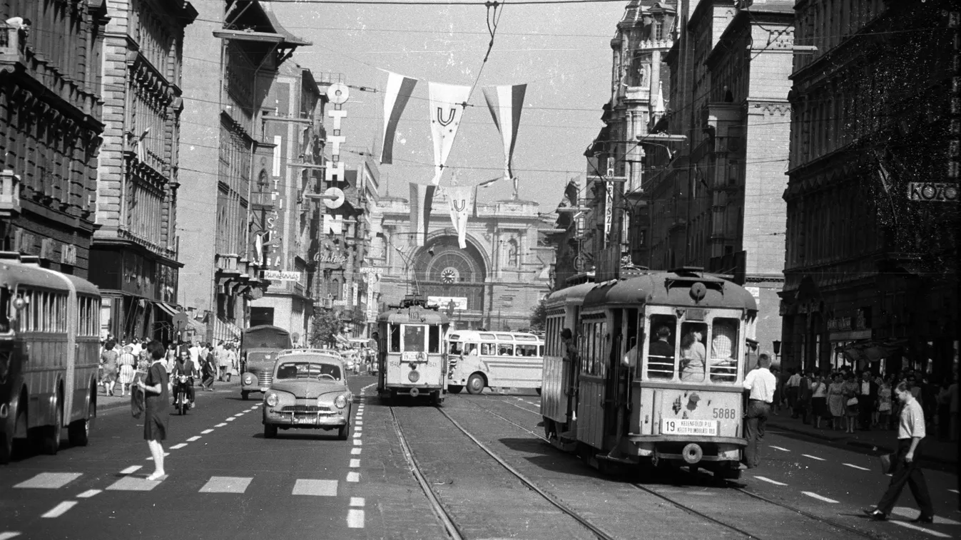A Rákóczi út a Keleti pályaudvar felé 1966-ban