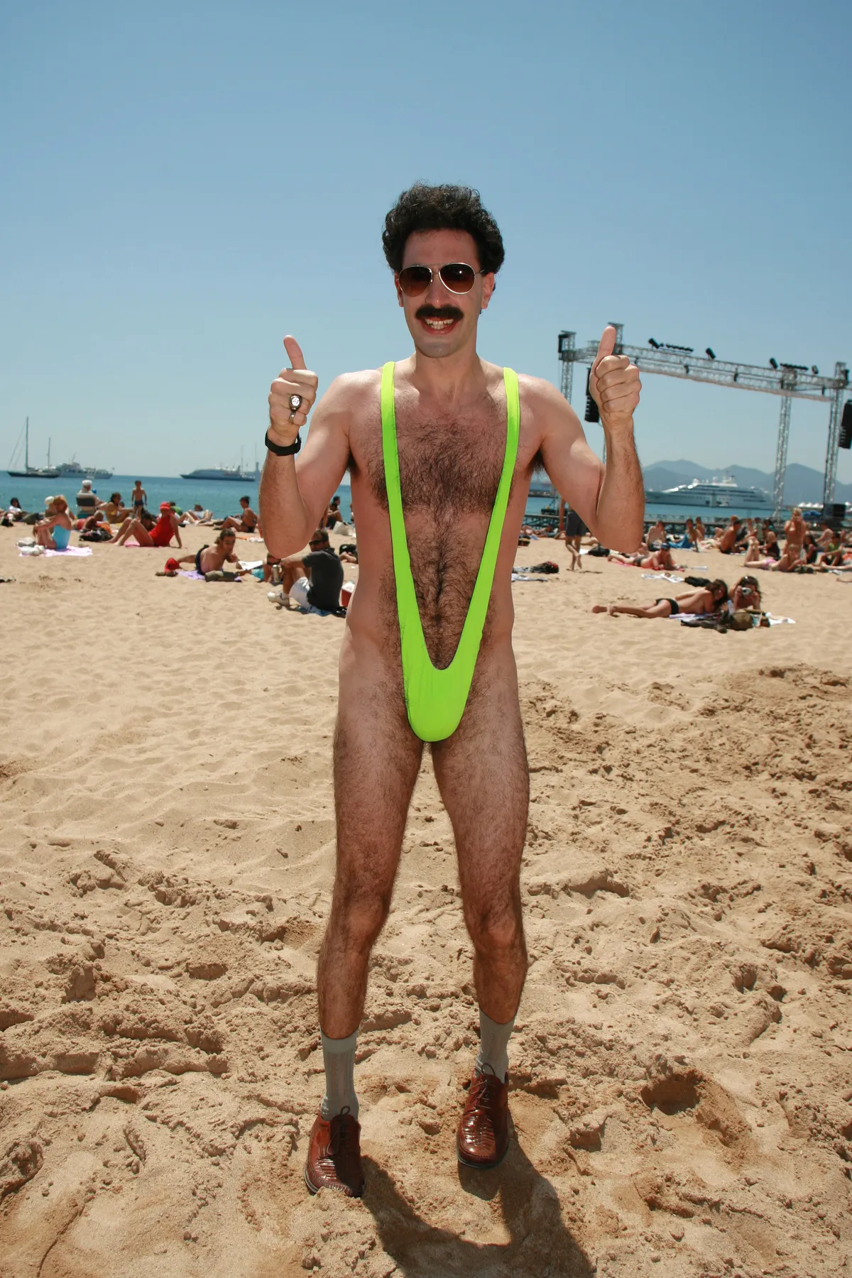 alt= A Borat sztárja nem akárkivel jött össze. Nemrégiben lencsevégre kapták egy titokzatos, szőke szépséggel az oldalán