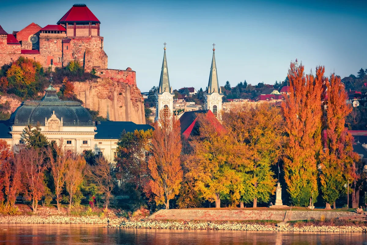 Esztergom, őszi színek, fasor a Duna partján