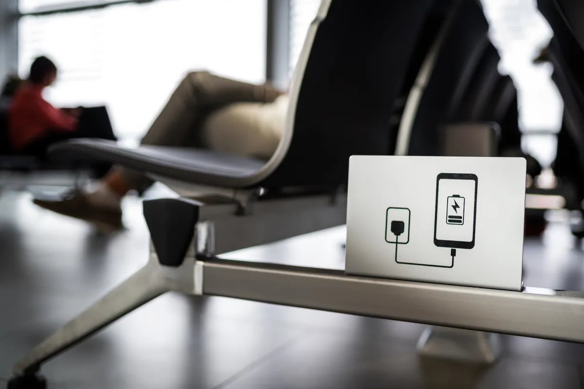 reptéri adatlopás, nyilvános USB port, reptéri székek