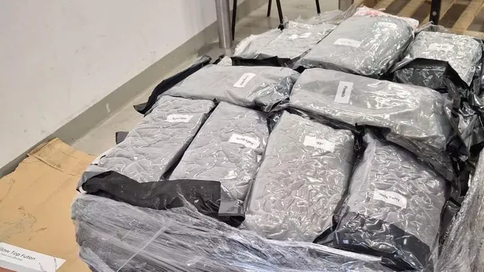 Ennyi drogot még nem láttál: 66 kg fű került elő a heverőből
