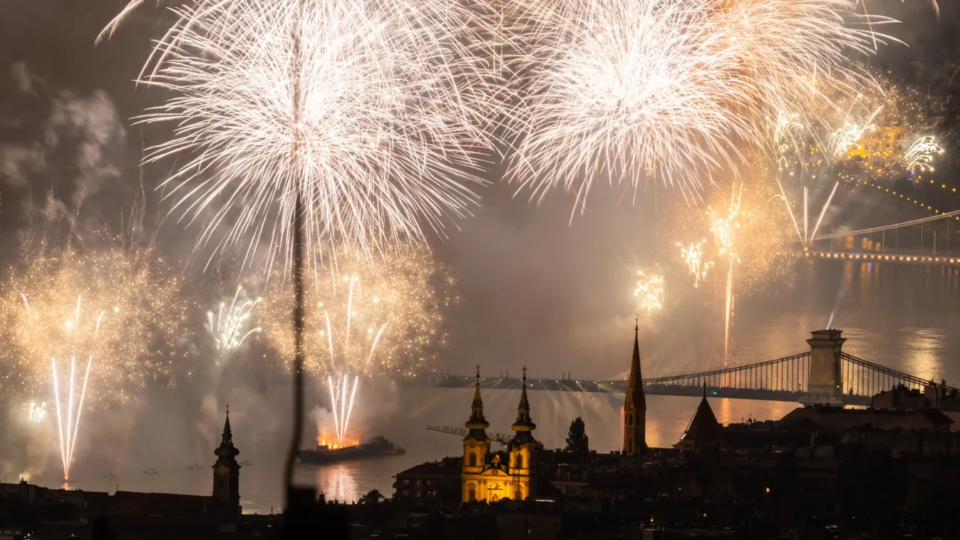 Augusztus 20-ai tűzijáték a budapesti Lánchíd felett