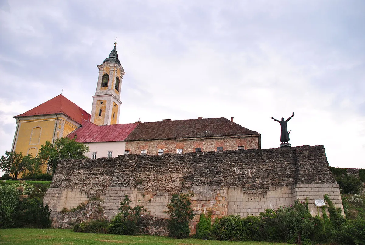Vác, Magyarország, templom, várfallal, szoborral