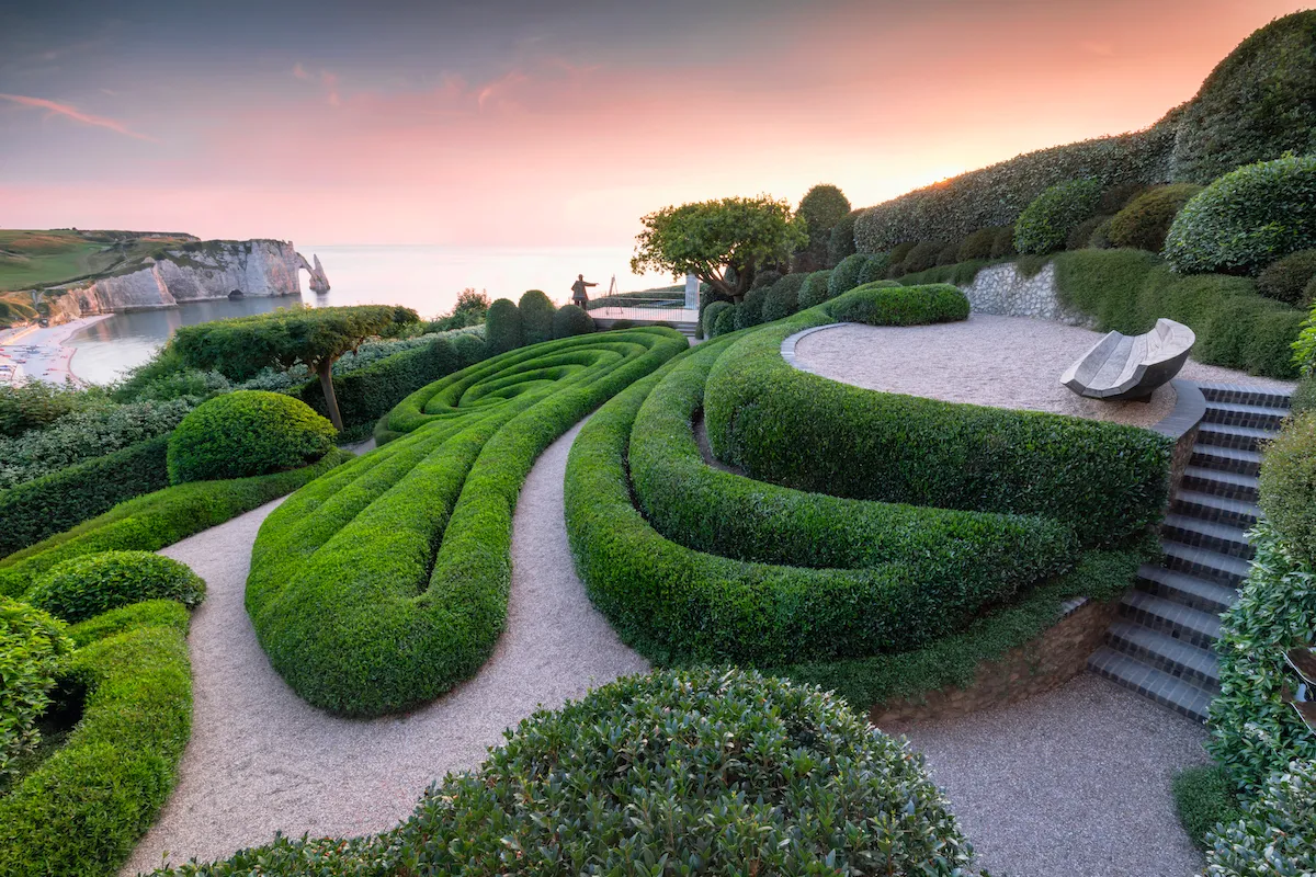 Paradicsomi kertek, Etretat kertje, buxus, panoráma a tengerre és a sziklákra