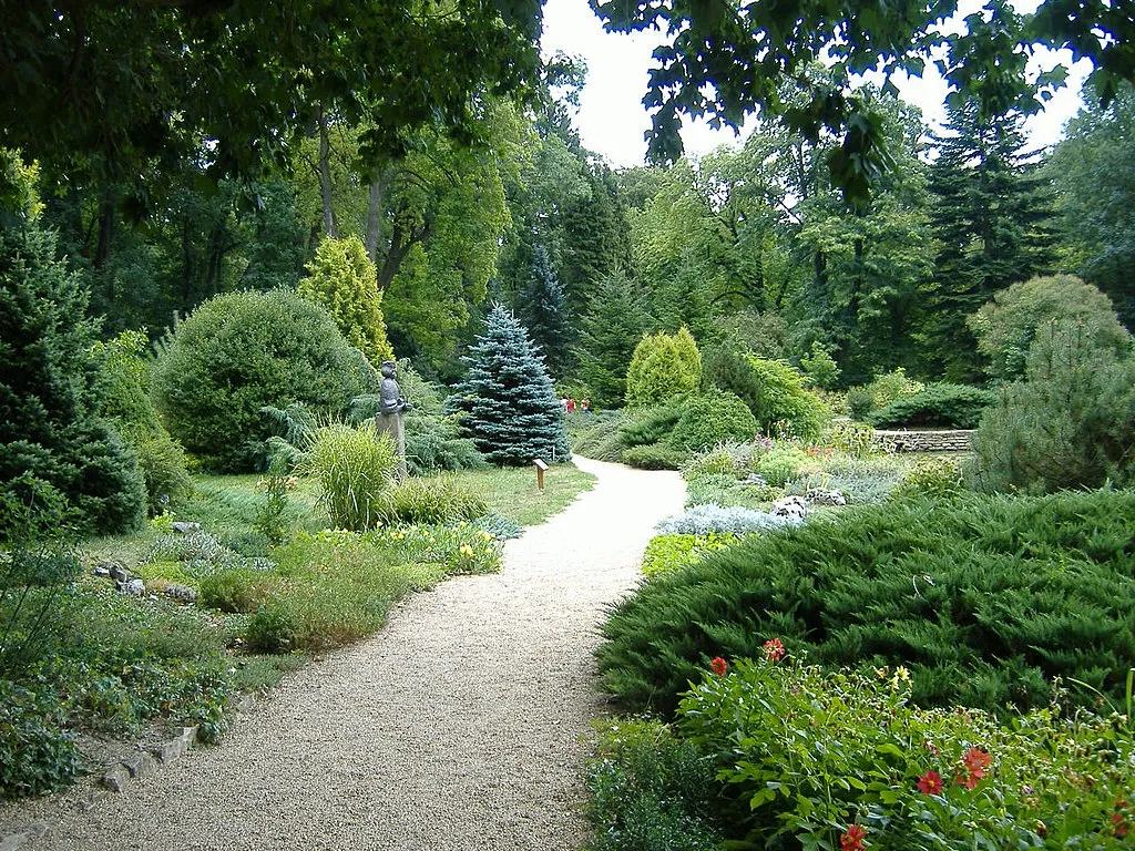 Zirc, arborétum, fák, virágok, sétaút