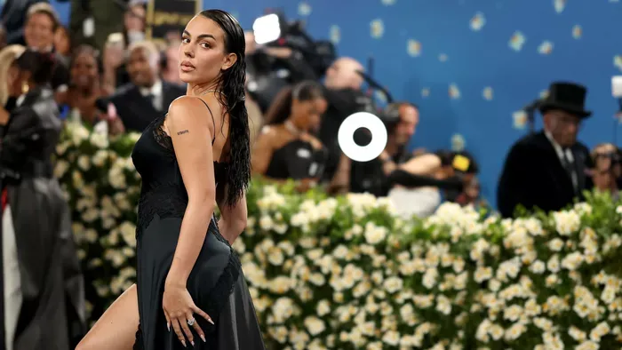 Milliók ámulnak Georgina áttetsző outfitjén