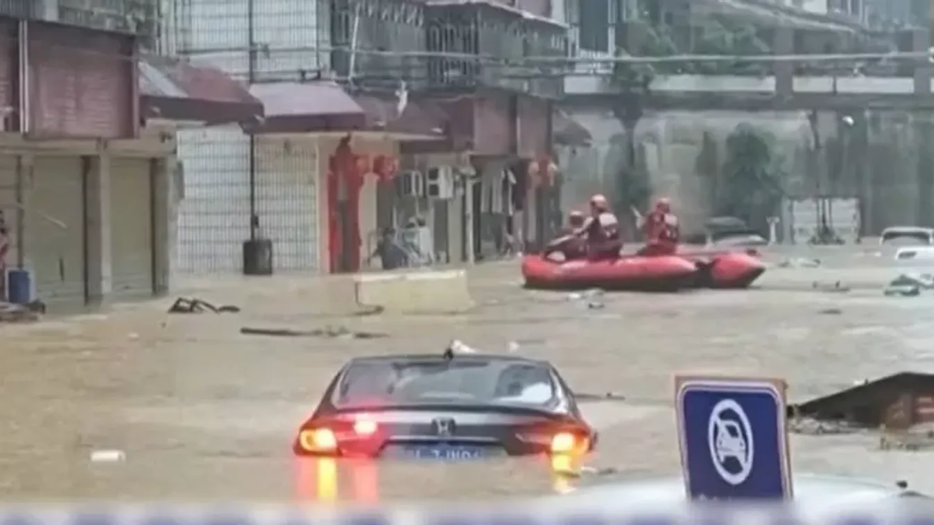 Brutális esőzés: süllyedő autóból kellett kimenteni az embereket – videón a drámai pillanatok