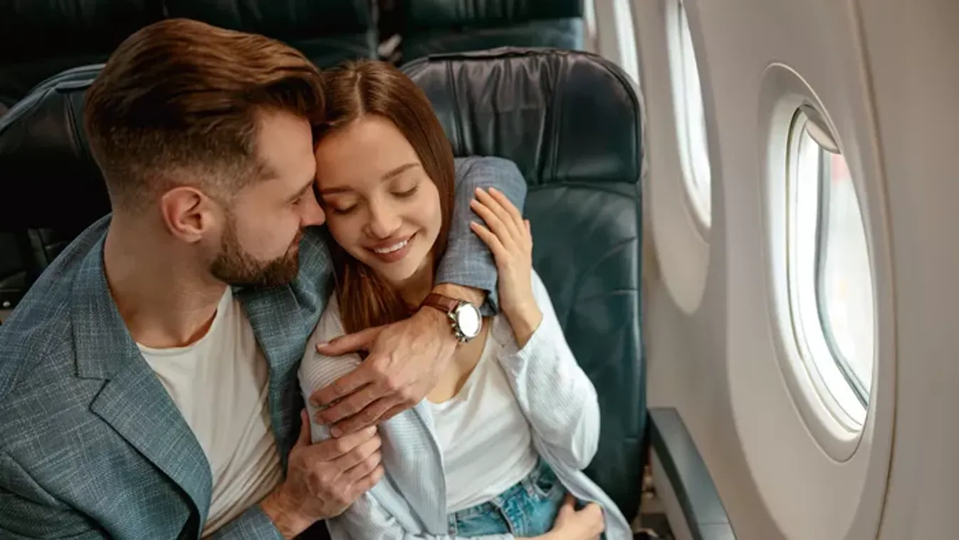 Így reagál egy stewardess, ha fülön csíp valakit egy repülős légyotton