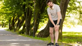 Így kell változtatnod a járásodon, hogy búcsút ints a térdfájdalomnak