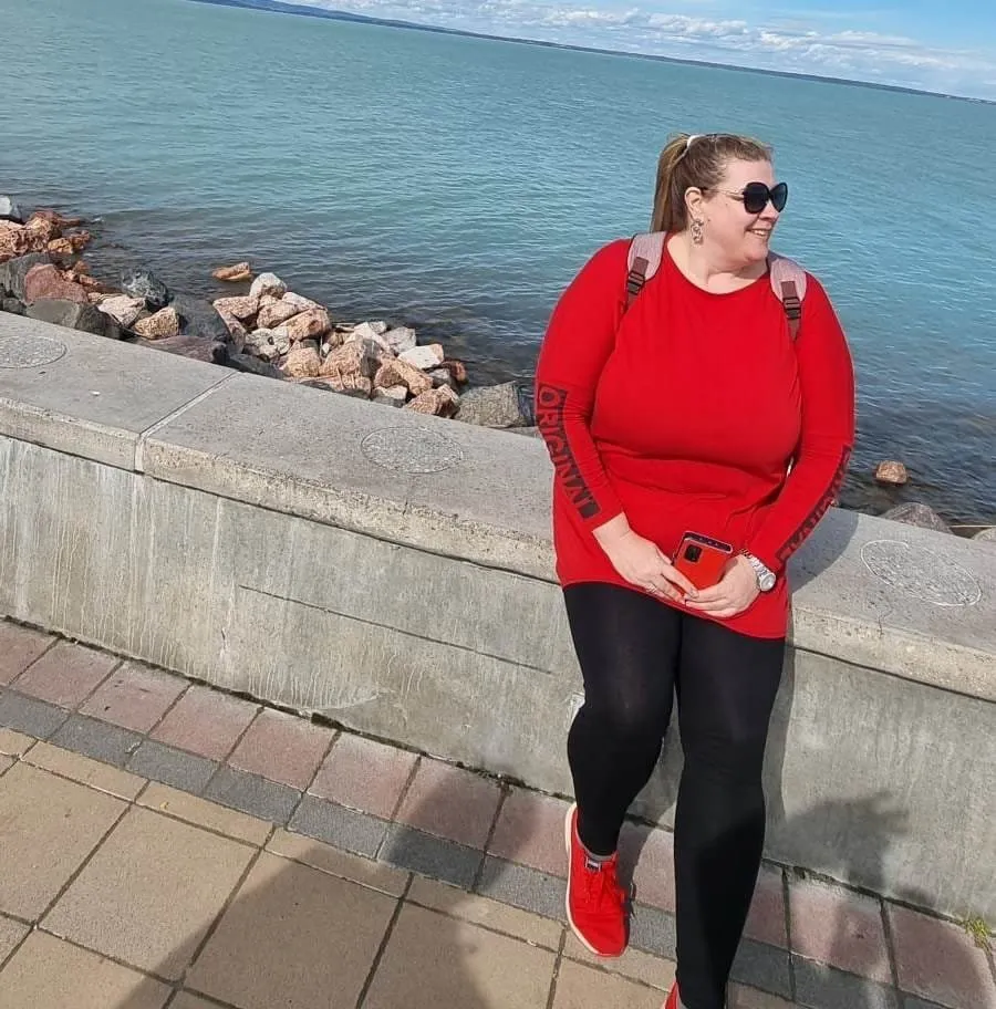 Bíró Niki fogyás előtt a Balaton partján piros pulóverben