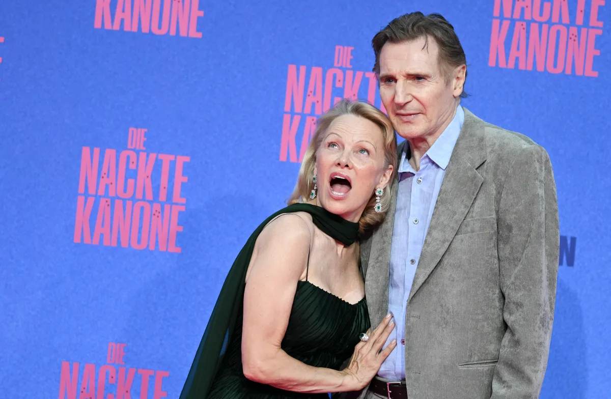 Pamela Anderson és Liam Neeson