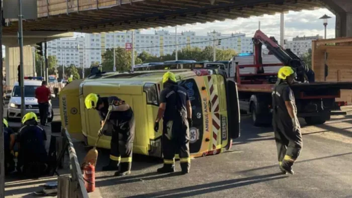 Szirénázó mentő karambolozott a Flórián téren, sérültek