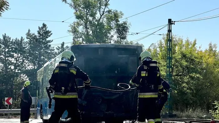 Drámai felvételek az újabb lángoló budapesti buszról - fotók