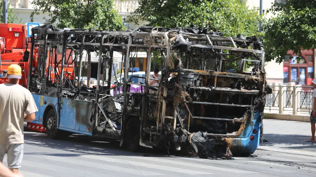 József Nádor tér kigyulladt busz