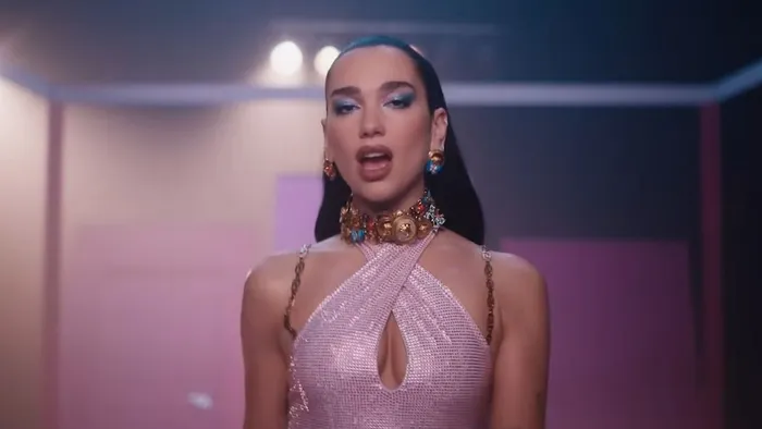 Bámulatos látvány: ledobta a textilt Dua Lipa