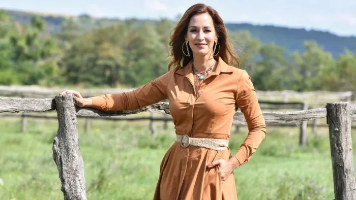 Demcsák Zsuzsa mini farmerruhában szexizik