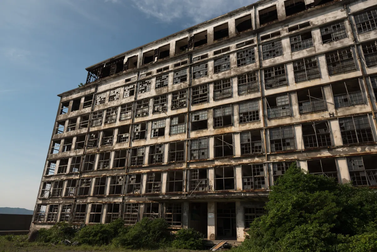 Urbex fotó a japán szigetvárosból: 50 éve nem él itt senki, korábban ezrek lakták