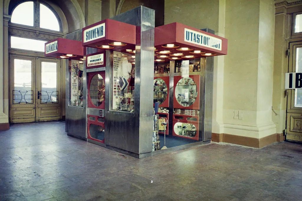 Dollárbolt a Keleti pályaudvar indulási csarnokában, 1973.