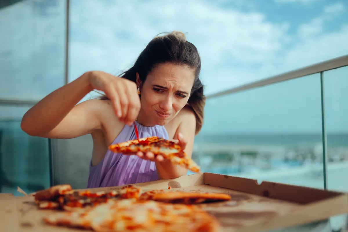 étkezési szokás, válogatós nő, pizza, terasz