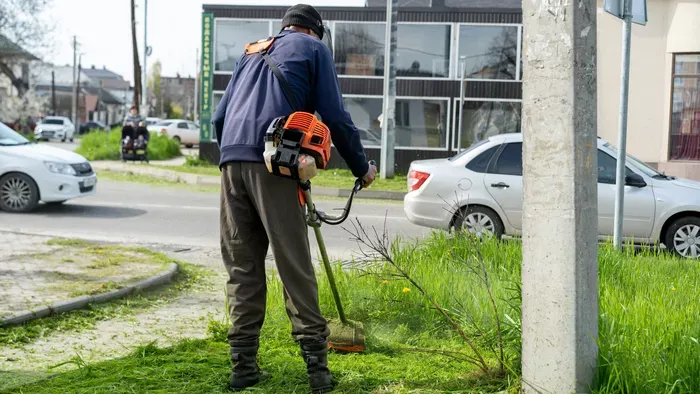 Mit tegyünk, ha fűnyírás okozott kárt az autóban?