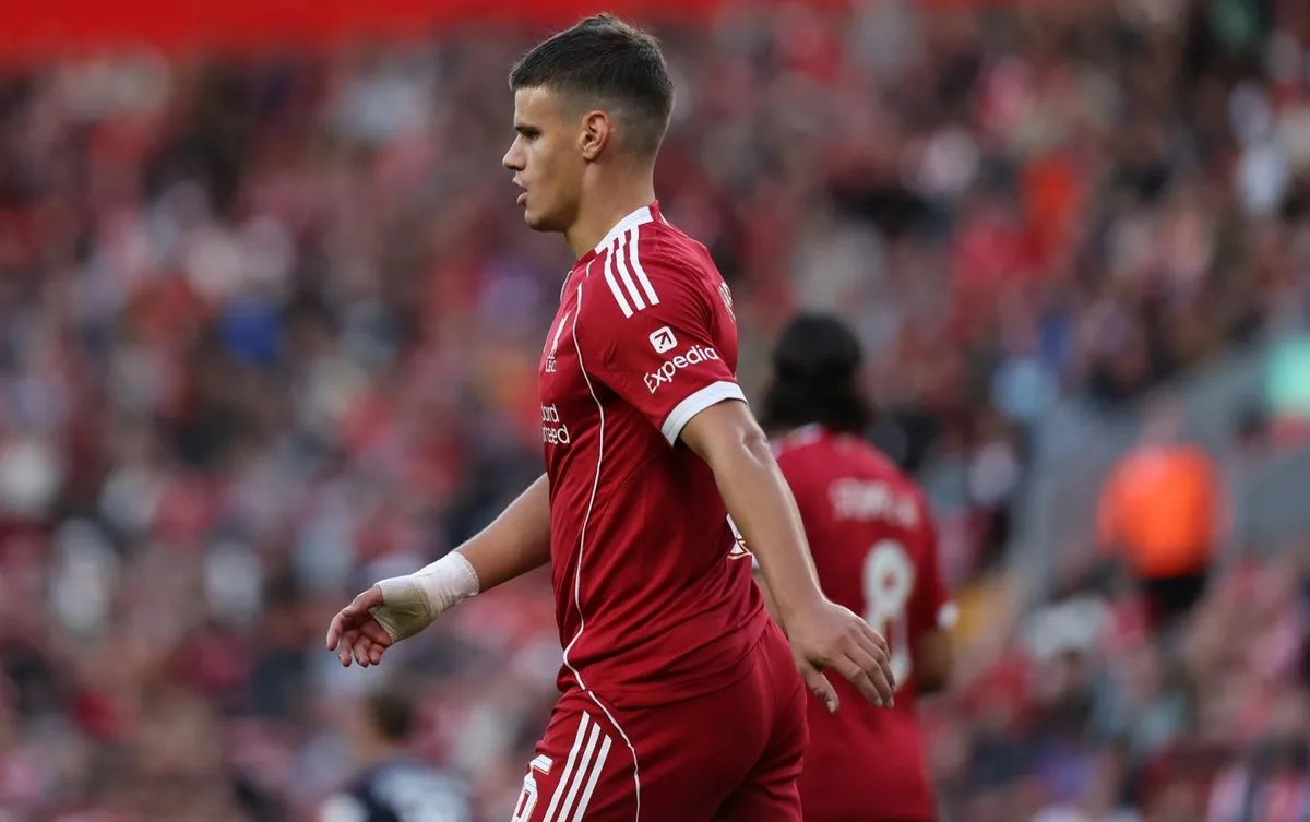 Kerkez nem csak a játékával vágódott be az Anfield népénél, Szoboszlainak (a háttérben) is jutott bőven dicséret