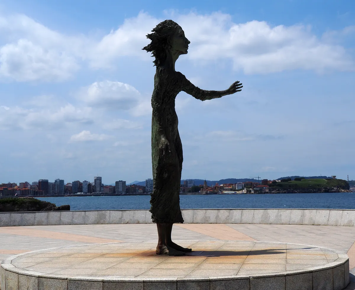 La Madre del Emigrante („Az emigránsok anyja”) nevű női szobor, Gijón, Asztúria, Spanyolország