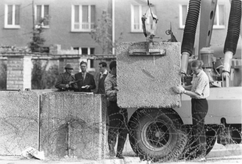 berlini fal, építőmunkások, szögesdrót