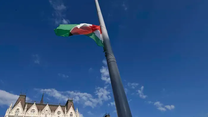  Felvonták a nemzeti lobogót az Országház előtt
