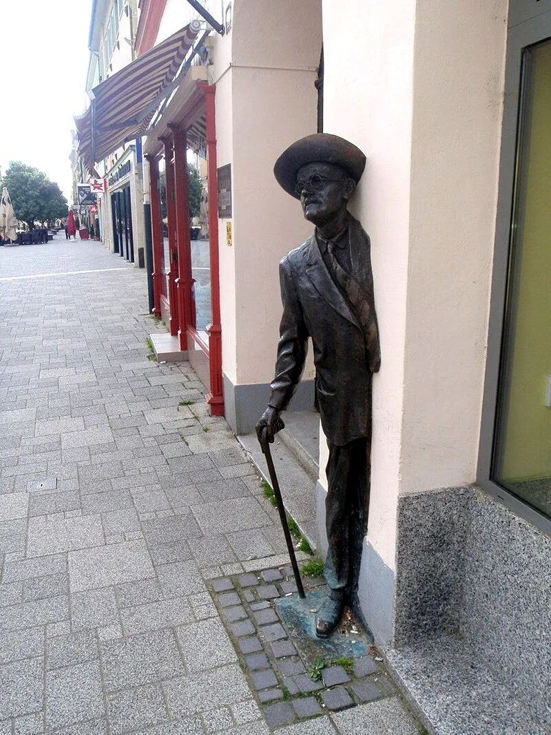 Szombathely, James Joyce szobra, Fő tér