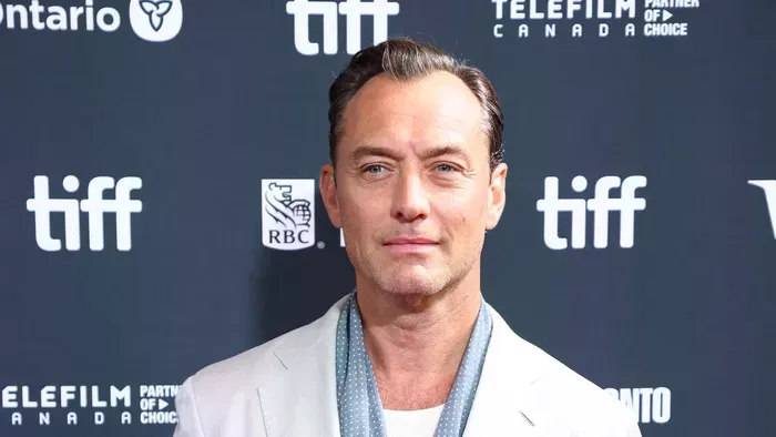 Jude Law 53 évesen anyaszült meztelenre vetkőzött!