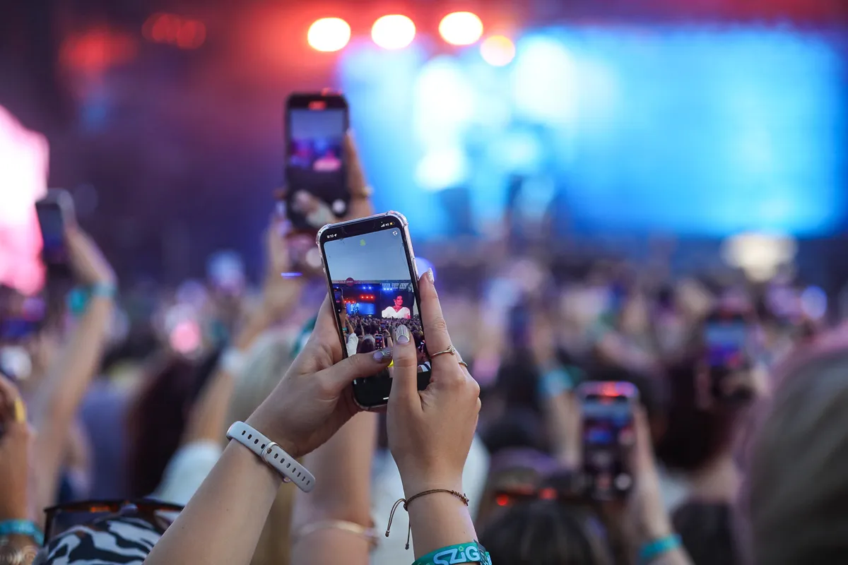 alt=A Sziget Fesztivál színpadán egy váratlan fellépő szórakoztatja a közönséget