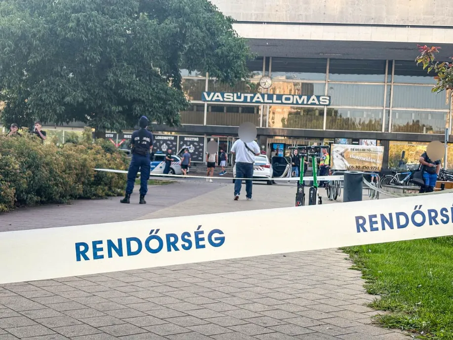 alt=Brutális késelés áldozata lett egy szolnoki férfi a vasútállomás előtti téren 