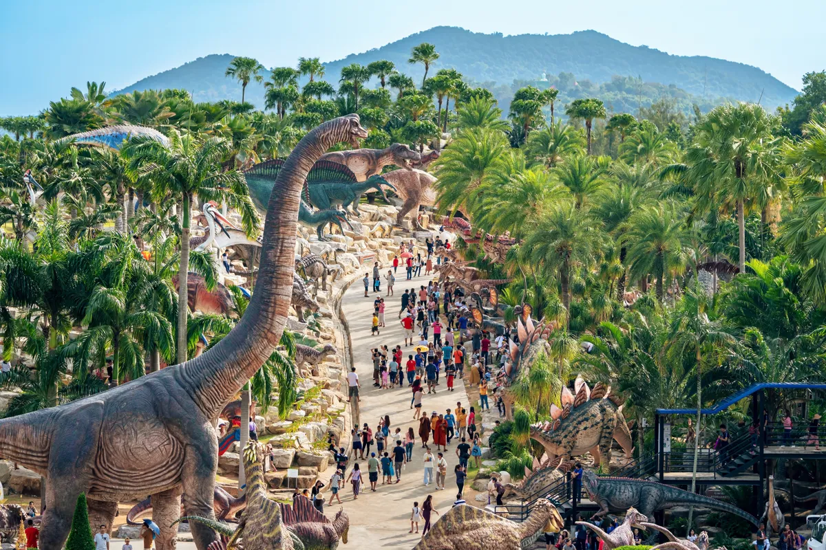 Dinoszaurusz, emberek tömege, erdő