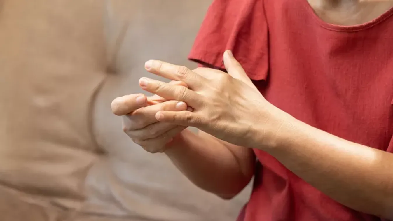 Szorít a gyűrű? – Ez a súlyos betegség is állhat az állandó ujjdagadás hátterében