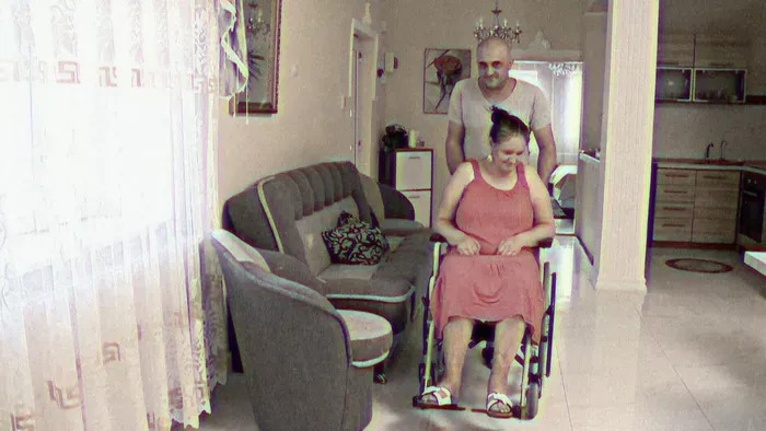 Először az ujja fájt Krisztinának, ma már beszélni sem tud