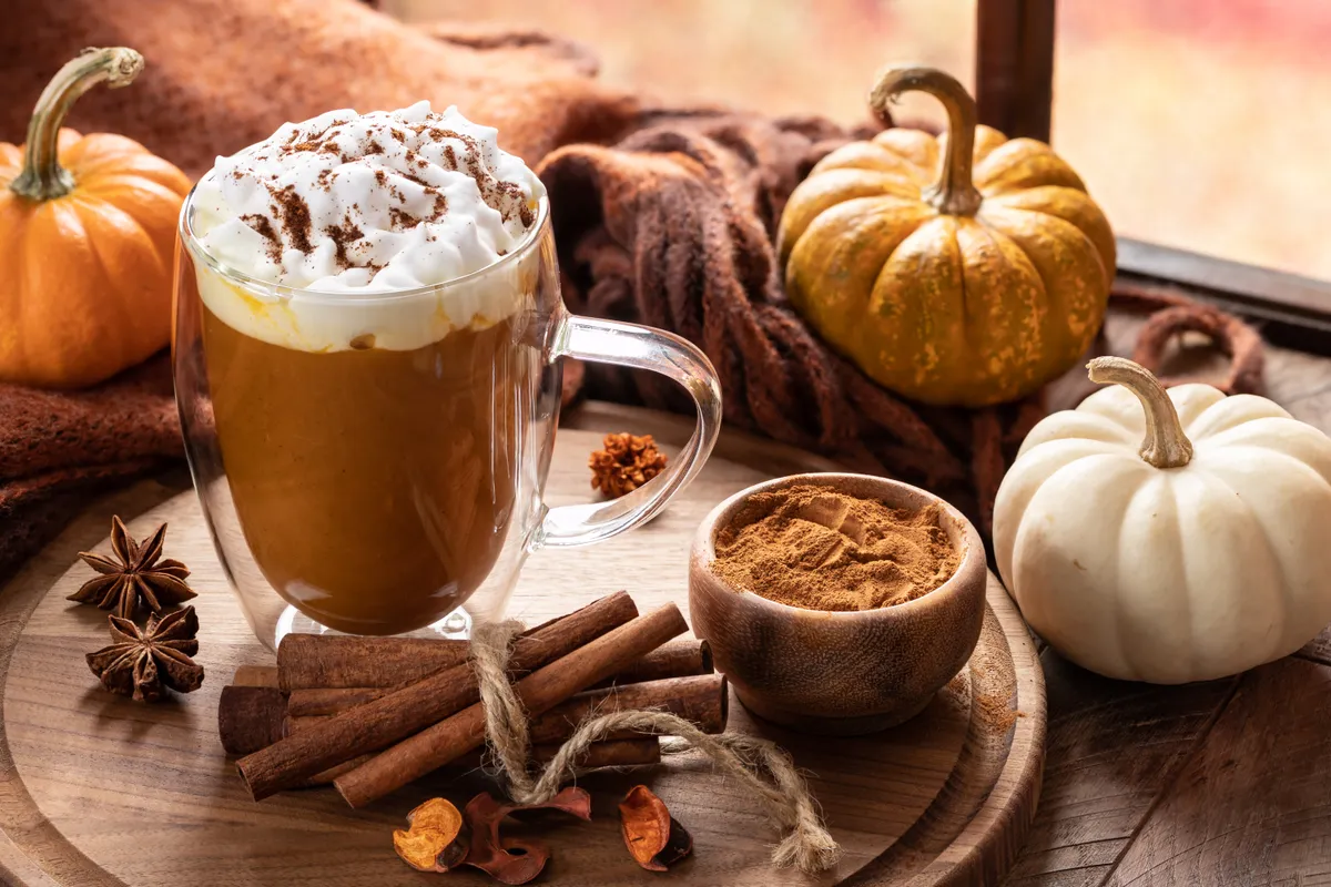 őszi ital, sütőtökös latte, fahéj, dísztökök