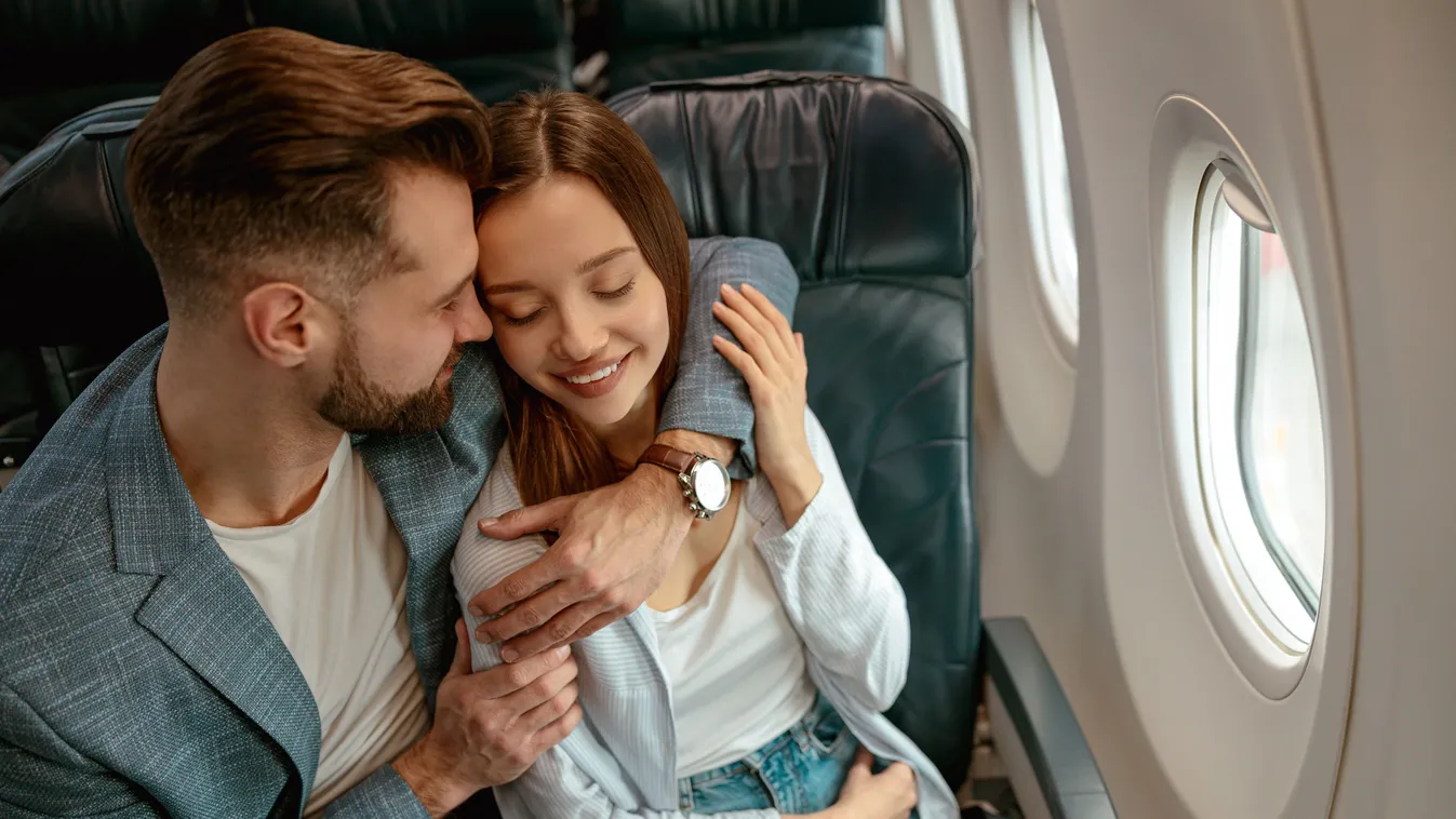 Így reagál egy stewardess, ha fülön csíp valakit egy repülős légyotton