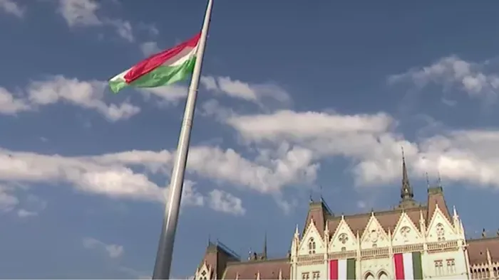  Felvonták a nemzeti lobogót az Országház előtt