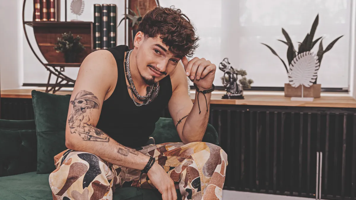 HOT MAGAZIN FELTÖLTÉSEK
Bodrogi Gyula - Adrián
Kasza Tibor (Kasza Tibi) - Ági
Lányi Lala - Adrián
Ördög Nóra - Niki
Kinizsi Ottó - Niki
Marics Peti - Niki