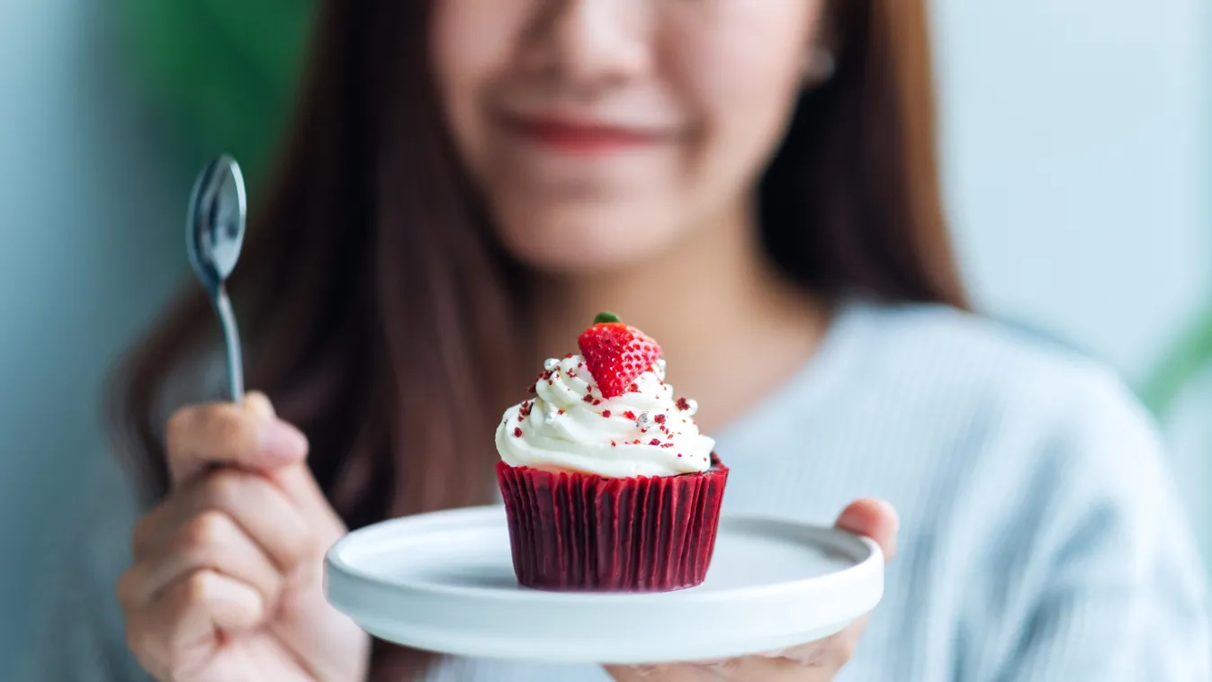 diétás sütemény, sütemény, finomság, epres muffin, lány