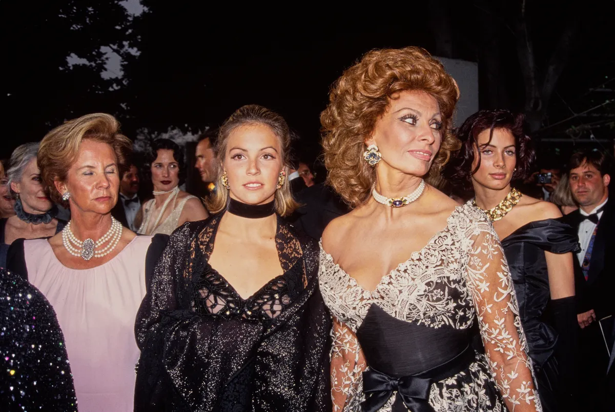 Sophia Loren és más nők choker nyakláncban