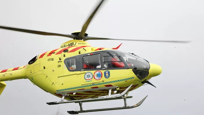 Most jött: teljes útzár mellett szállt le a mentőhelikopter