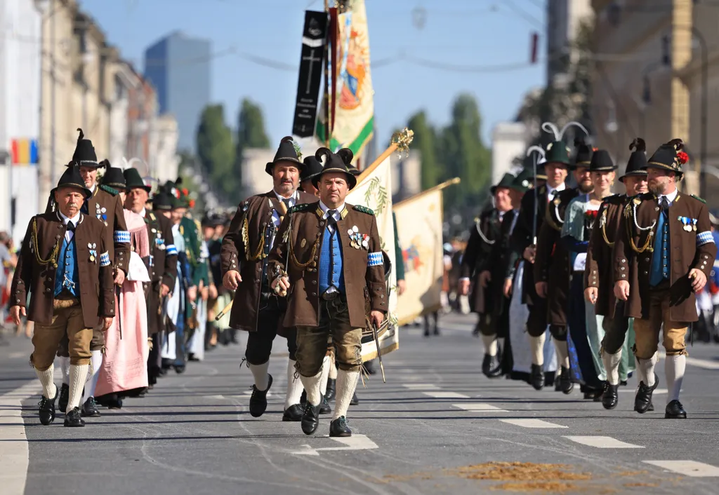 tradicionális népviseletben vonulnak fel Münchenben a sörfesztiválon 2025.