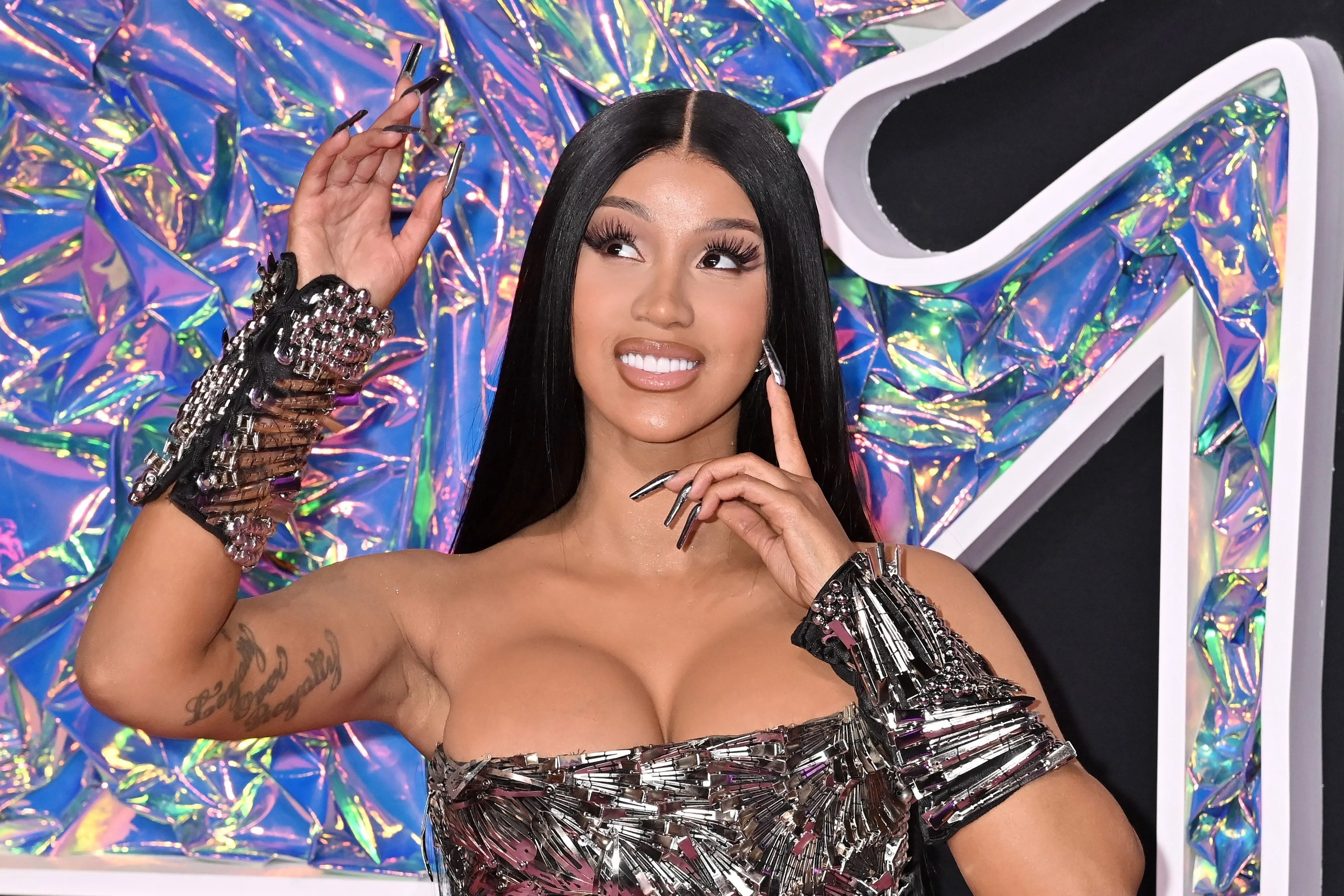Nem hiszed el, hogy hagyta el Cardi B a 4 milliós gyémánt fenékpiercingjét