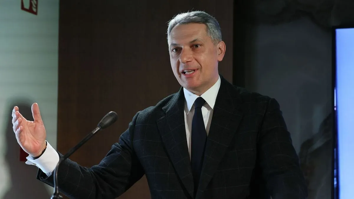 Lázár János: Személyes célom, hogy a közösségi közlekedés az utasokról szóljon