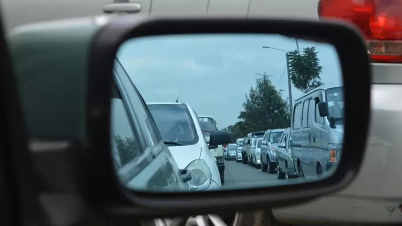 Megbénult az M1-es, roncsok akadályozzák a forgalmat